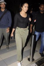 Shraddha Kapoor snapped at airport on 22nd Oct 2016 (25)_580c554692d21.JPG