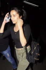 Shraddha Kapoor snapped at airport on 22nd Oct 2016 (29)_580c554969fbc.JPG