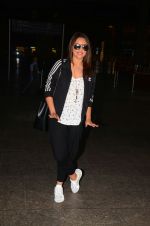 Sonakshi Sinha snapped at airport on 23rd Oct 2016 (3)_580cabd372495.jpg