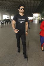 Sushant Singh Rajput snapped at airport on 22nd Oct 2016 (67)_580c5573652bc.JPG