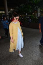 Kareena Kapoor snapped at airport on 23rd Oct 2016 (12)_580dada9da338.JPG