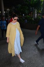 Kareena Kapoor snapped at airport on 23rd Oct 2016 (13)_580dadaae35f1.JPG