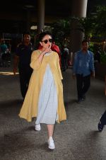 Kareena Kapoor snapped at airport on 23rd Oct 2016 (16)_580dadae49b82.JPG
