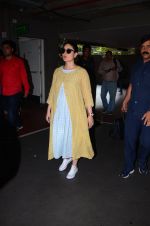 Kareena Kapoor snapped at airport on 23rd Oct 2016 (17)_580dadaf12048.JPG