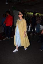 Kareena Kapoor snapped at airport on 23rd Oct 2016 (18)_580dadafd17a4.JPG