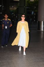 Kareena Kapoor snapped at airport on 23rd Oct 2016 (20)_580dadb1ad10b.JPG