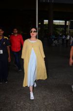 Kareena Kapoor snapped at airport on 23rd Oct 2016 (7)_580dada4812c3.JPG