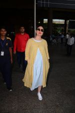 Kareena Kapoor snapped at airport on 23rd Oct 2016 (8)_580dada589bd0.JPG