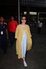Kareena Kapoor snapped at airport on 23rd Oct 2016 (9)_580dada6a22f1.JPG