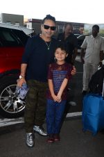 Kailash Kher snapped at airport on 25th Oct 2016 (45)_58104eee7cab5.JPG