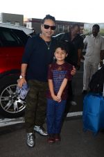 Kailash Kher snapped at airport on 25th Oct 2016 (46)_58104eef2a091.JPG