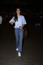 Kriti Sanon snapped at airport on 25th Oct 2016 (23)_58105d330c552.JPG