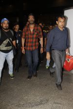 Ajay Devgan snapped at airport on 27th Oct 2016 (29)_581315f6a139e.JPG