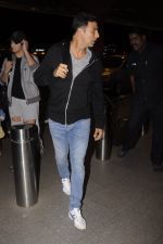 Akshay Kumar leaves with family for holidays on 26th Oct 2016 (13)_5812f38f285f5.JPG