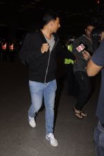 Akshay Kumar leaves with family for holidays on 26th Oct 2016 (18)_5812f393d8047.JPG