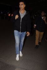 Akshay Kumar leaves with family for holidays on 26th Oct 2016 (20)_5812f3957fd2b.JPG