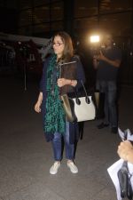 Dimple Kapadia leaves with family for holidays on 26th Oct 2016 (10)_5812f3cfc81ee.JPG