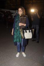 Dimple Kapadia leaves with family for holidays on 26th Oct 2016 (11)_5812f3d24341a.JPG