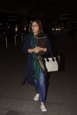 Dimple Kapadia leaves with family for holidays on 26th Oct 2016 (12)_5812f3d3536b1.JPG