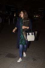 Dimple Kapadia leaves with family for holidays on 26th Oct 2016 (13)_5812f3d6b5de4.JPG