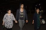 Dimple Kapadia leaves with family for holidays on 26th Oct 2016 (17)_5812f3dda9678.JPG