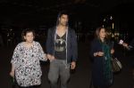 Dimple Kapadia leaves with family for holidays on 26th Oct 2016 (9)_5812f3cf078f8.JPG