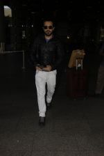 Emraan Hashmi snapped at airport on 26th Oct 2016 (14)_5812f37e8bb18.JPG