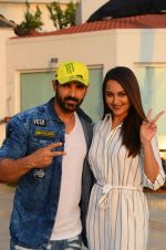 John Abraham, Sonakshi Sinha snapped in Mumbai on 27th Oct 2016 (1)_5812f1673b629.jpg