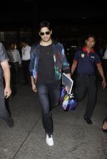 Sidharth Malhotra snapped at airport on 28th Oct 2016 (5)_5814c12e7c31c.JPG