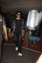 Sidharth Malhotra snapped at airport on 28th Oct 2016 (8)_5814c13112053.JPG
