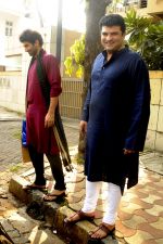 Siddharth Roy Kapoor and Aditya Roy Kapoor snapped outside their home in Juhu on 29th Oct 2016 (7)_58172fd75168b.JPG