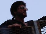 Shahrukh Khan snapped at mannat on 2nd Oct 2016 (17)_581b39663a2aa.jpg