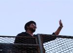 Shahrukh Khan snapped at mannat on 2nd Oct 2016 (2)_581b395740647.jpg