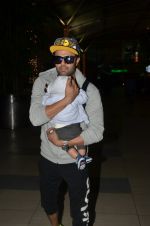 Manish Paul snapped at airport on 6th Nov 2016 (48)_58208dc279a99.JPG