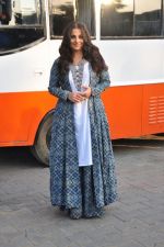 Vidya Balan promotes Kahaani 2 on the sets of a serial show Life OK show Savdhaan India on 7th Nov 2016 (4)_5821916cd51d5.jpg