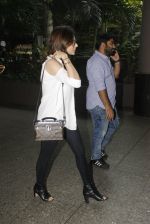 Kanika Kapoor snapped at airport on 8th Nov 2016 (95)_5822c6fe8c1ce.JPG