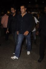 Salman Khan snapped at airport on 9th Nov 2016 (70)_582478ff028a8.JPG