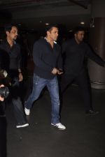 Salman Khan snapped at airport on 9th Nov 2016 (71)_582478ff92b65.JPG