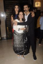 Ashmit Patel snapped with gf and mom at Dongri Ka Raja premiere on 10th Nov 2016 (15)_582576d0e2d46.JPG