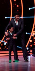 Manish Paul in the stage of Jhalak Dikhhla Jaa on Childrens day special episode (23)_5825678d71675.JPG