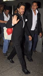 Shahrukh Khan snapped at airport on 11th Nov 2016 (25)_5826c2831b6d6.JPG