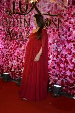 Kareena Kapoor at Lux Golden Rose Awards 2016 on 12th Nov 2016 (855)_58285246af9e3.JPG