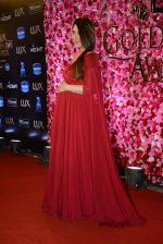Kareena Kapoor at Lux Golden Rose Awards 2016 on 12th Nov 2016 (867)_58285258a9927.JPG