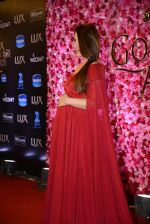 Kareena Kapoor at Lux Golden Rose Awards 2016 on 12th Nov 2016 (868)_58285259782c8.JPG