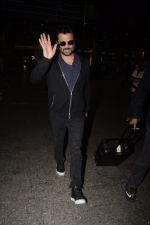 Anil Kapoor snapped at airport on 14th Nov 2016 (61)_582ab44918773.JPG