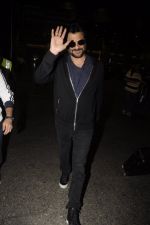 Anil Kapoor snapped at airport on 14th Nov 2016 (62)_582ab44a4d889.JPG