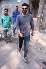 Arjun Kapoor snapped in Bandra on 14th Nov 2016 (26)_582ab4c64822c.JPG