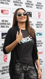 Sonakshi Sinha at red bull race on 13th Nov 2016 (4)_582aade75269c.jpg