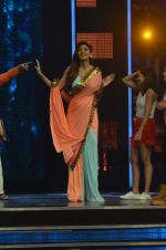 Shilpa Shetty on the sets of Super Dancer on 15th Nov 2016 (65)_582c0d7f73e13.JPG