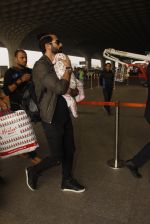 Shahid Kapoor snapped at airport on 16th Nov 2016 (50)_582d5c5fb55ae.JPG